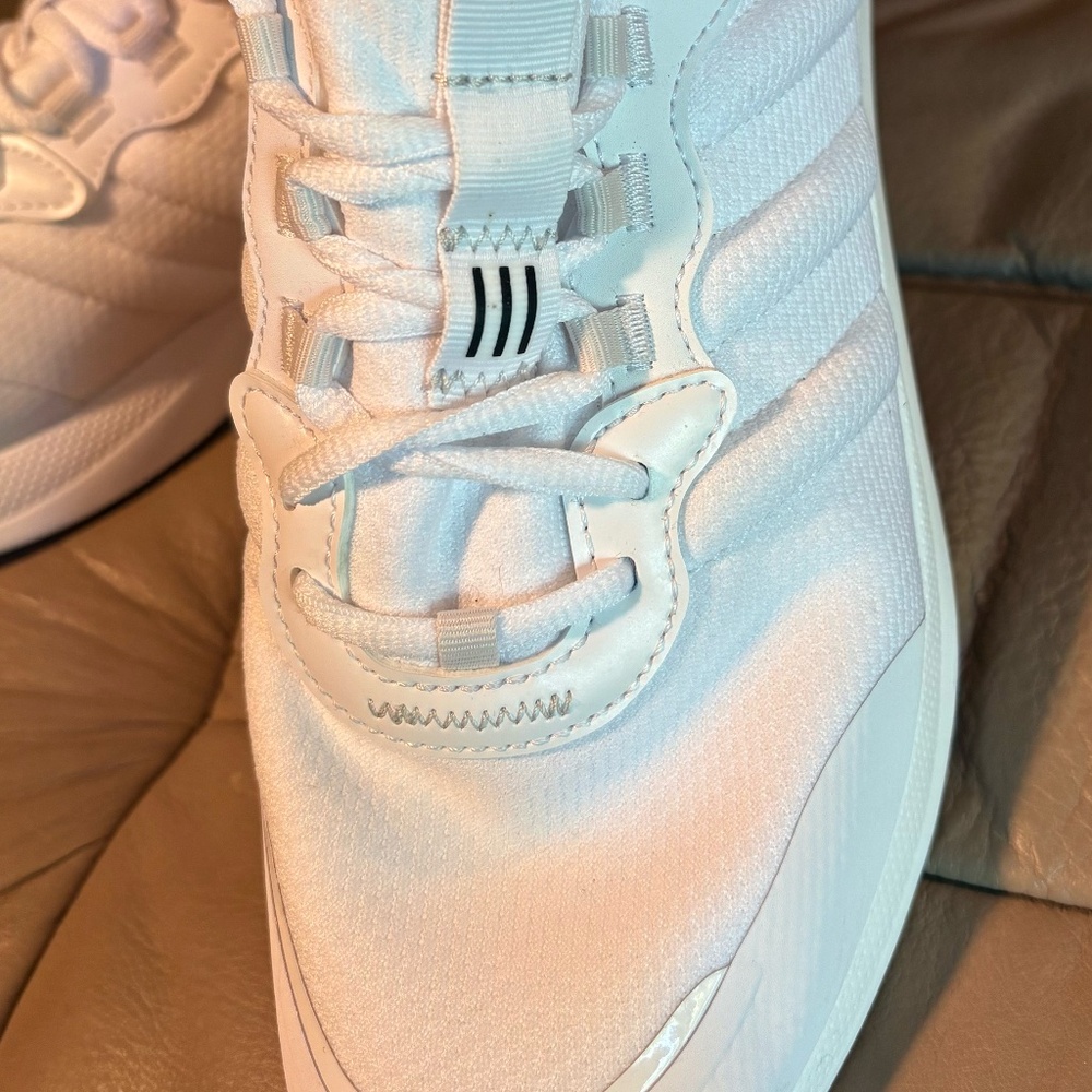 NW WHITE ADIDAS TENNIS SHOES       SZ10